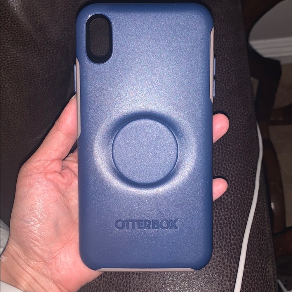Blue and grey otter box case w/built in pop socket